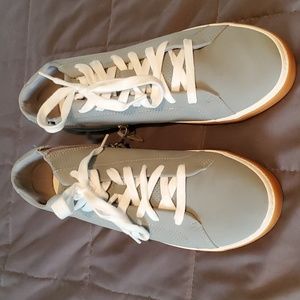 Women's grey sneaker